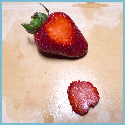 Une fraise dont une petite tranche a été retirée. 