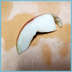 Même quartier de pomme dans laquelle une incision à l’une des 2 extrémités est faite 