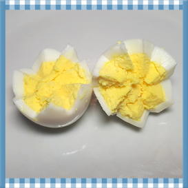 Des œufs à la coque taillés en dents de loup. 