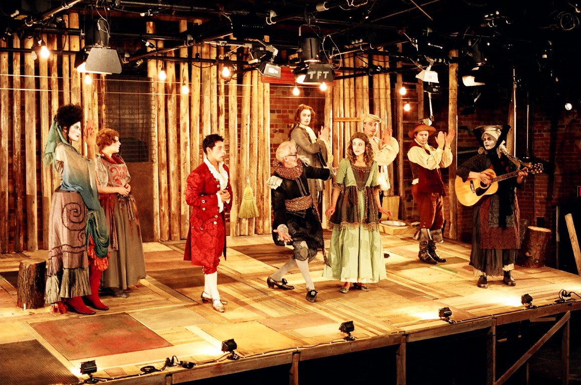 Photo d’une pièce de théâtre regroupant des comédiens déguisés avec des costumes anciens. 