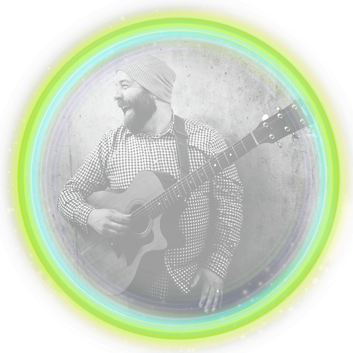 Photo de Stef Paquette avec sa guitare autour du cou 
