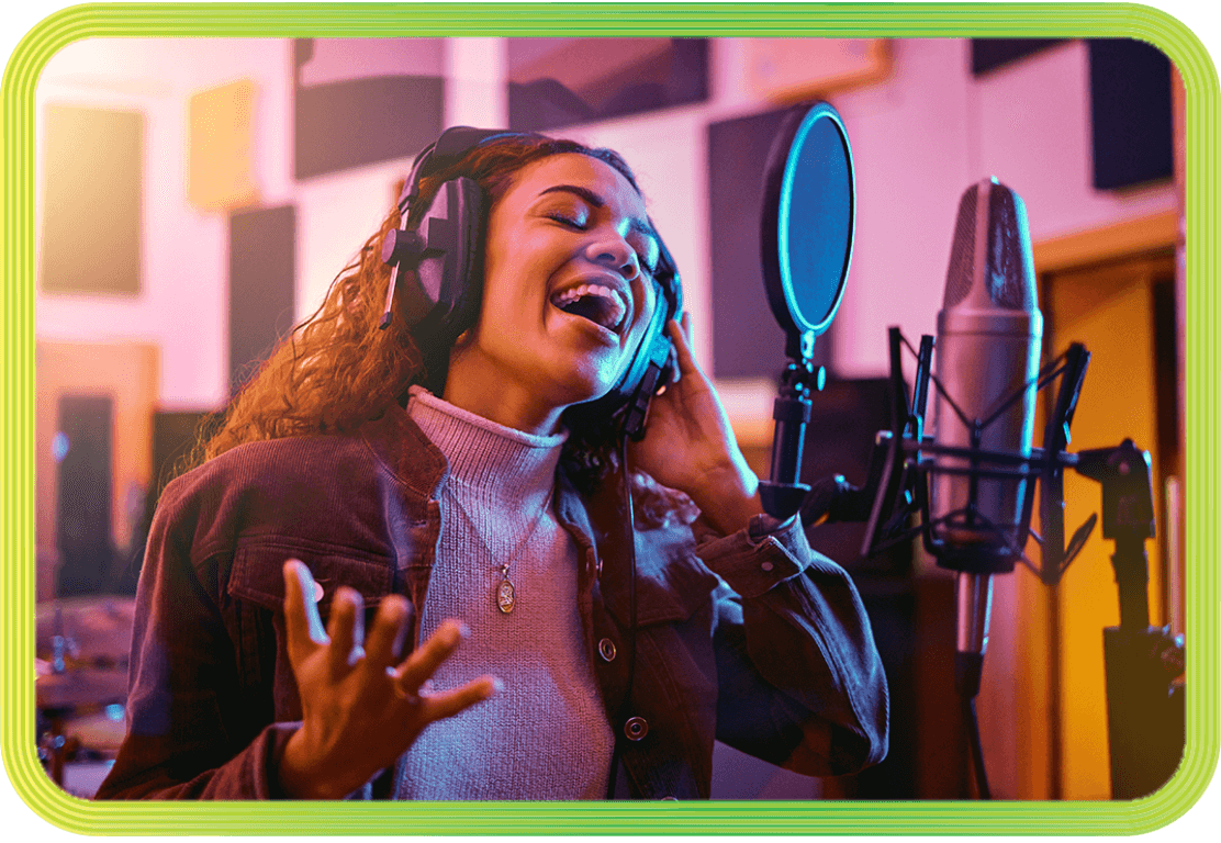Photo d’une femme qui chante devant un micro dans un studio d’enregistrement. 