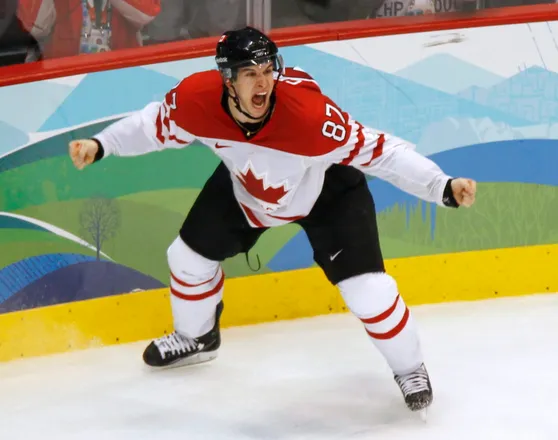 Photo de Sidney Crosby sur la glace portant les couleurs de l’équipe de hockey canadienne 