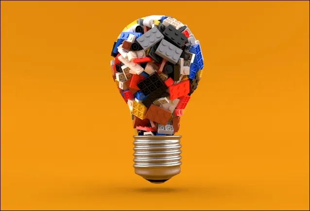 Montage photo d'une ampoule dont le globe est composé de blocks Lego. 