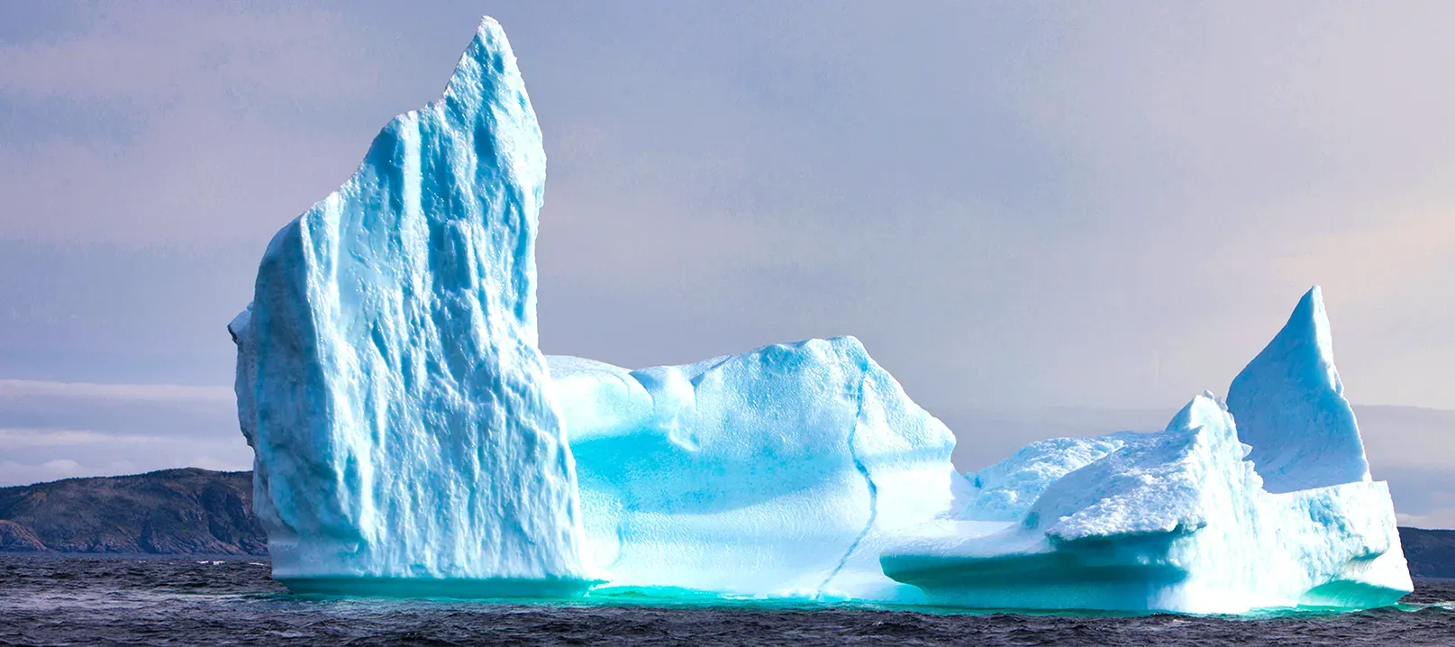 Photo d’un glacier flottant sur l’océan.