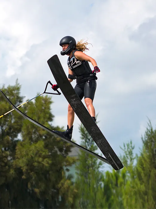 Photo d’une personne effectuant un saut en ski nautique acrobatique.