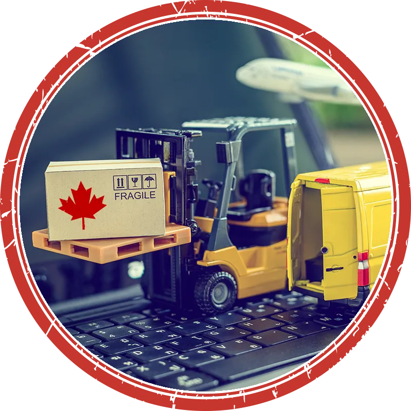 Photo d’un camion jouet soulevant une boite de marchandise canadienne sur une plateforme.