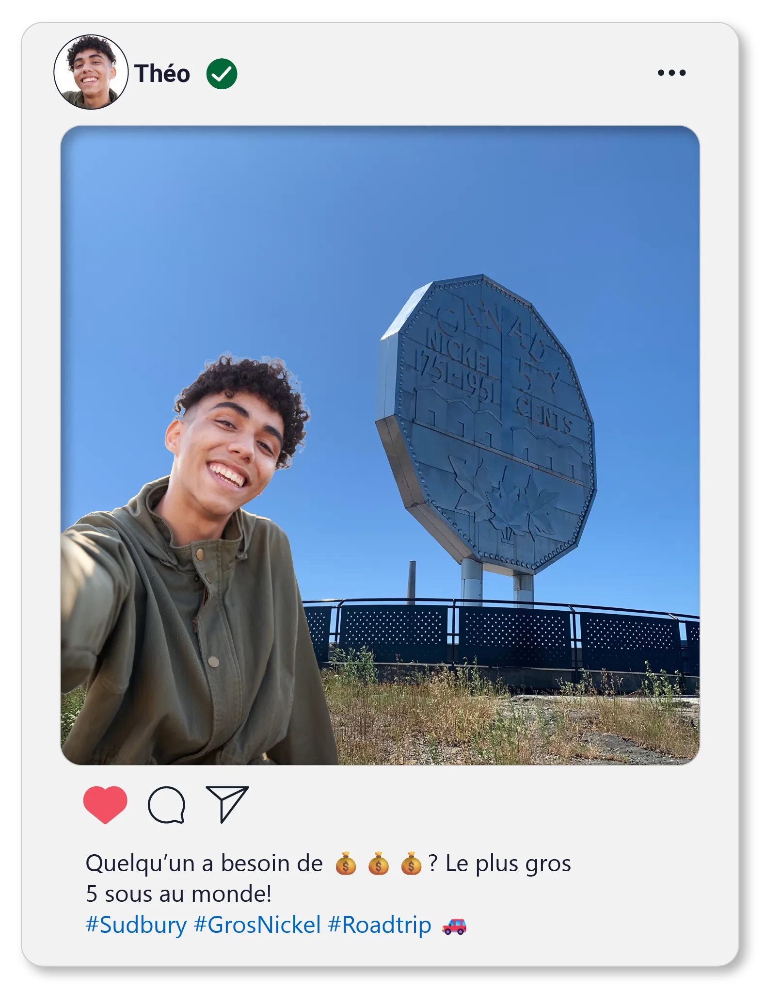 Egoportrait de Théo, souriant, devant le monument en forme de cinq sous géant à Sudbury.