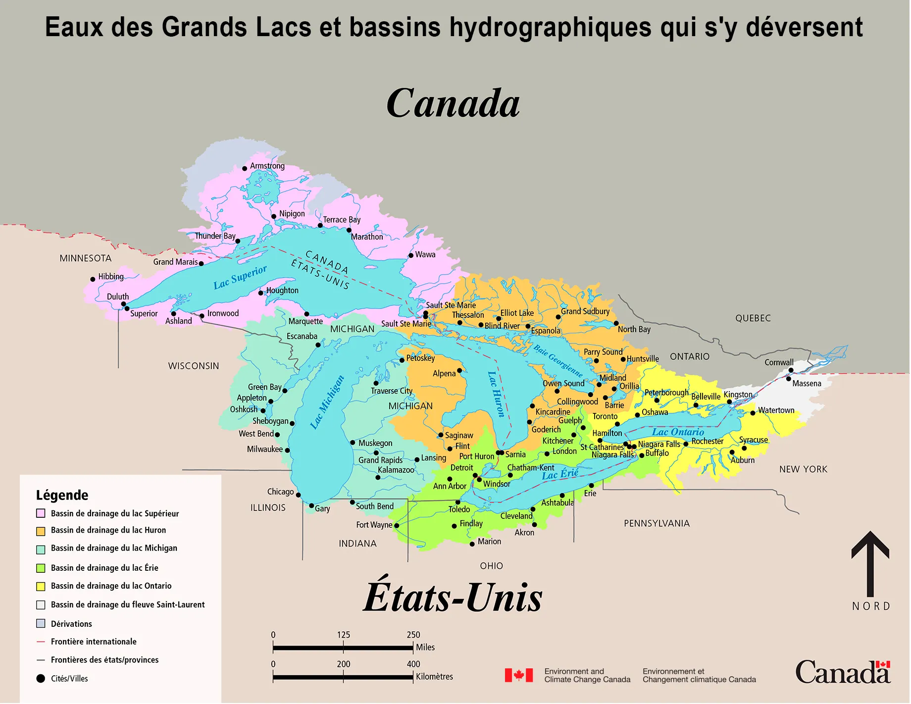 Carte des Grands Lacs et de leurs bassins hydrographiques au Canada et aux États-Unis. Les zones colorées indiquent la position des bassins hydrographiques.
