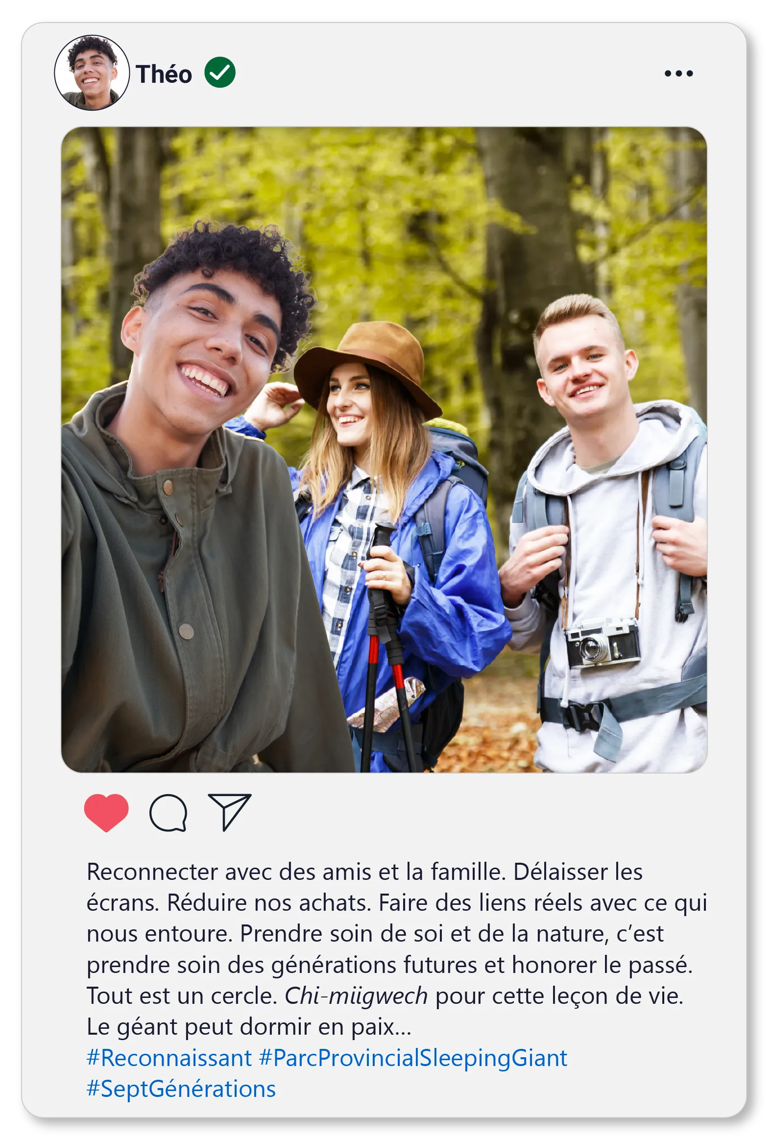 Autoportrait de Théo avec sa cousine Léa et son cousin Matt dans une forêt automnale. Léa et Matt sont bien équipés pour la randonnée (sac à dos, chapeau, bâton de marche appareil photo, coupe-vent et kangourou à capuchon).