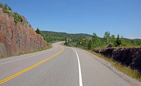 Photo de la route Transcanadienne en été, sous un ciel bleu.