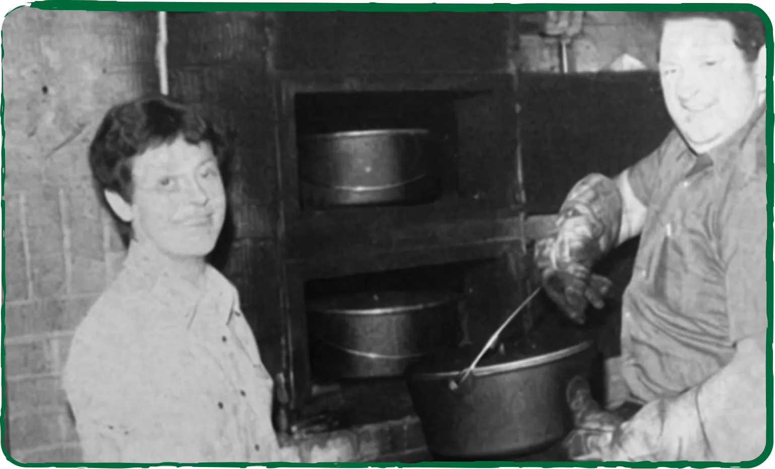Photo en noir et blanc de Paulin et Marielle Lapensée dans leur fabrique de fèves au lard.