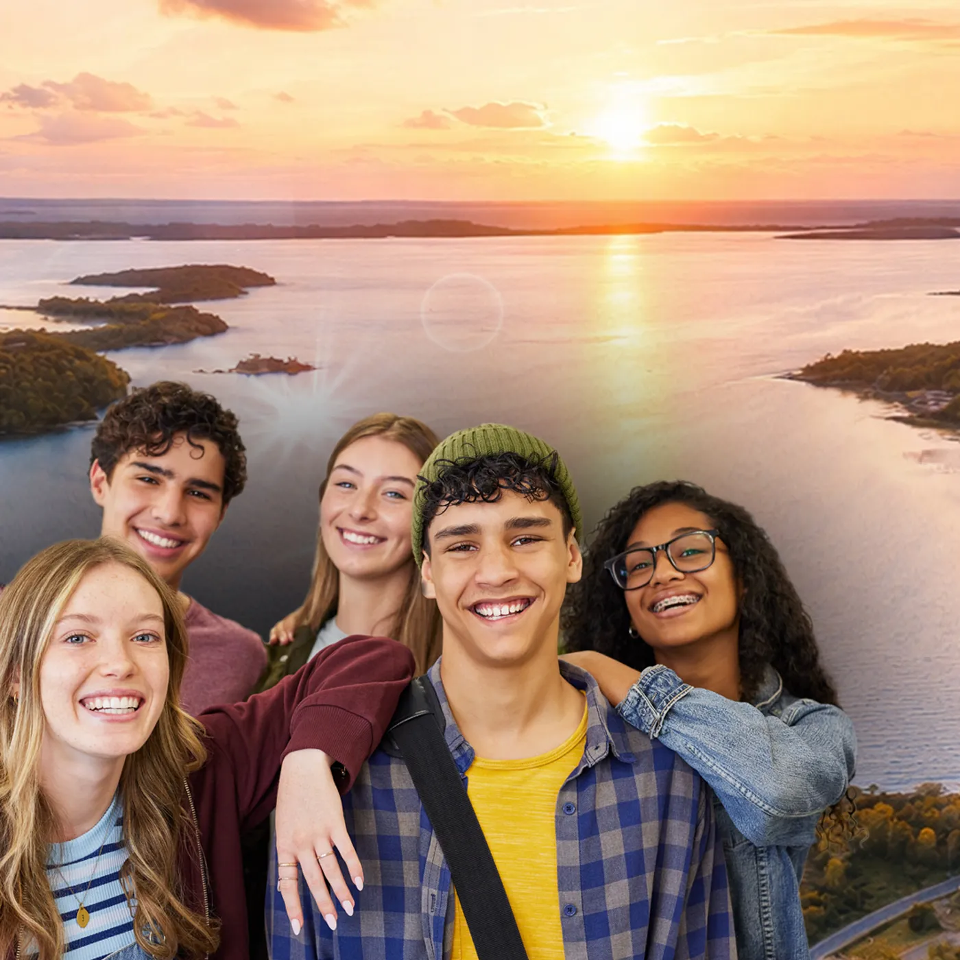 Devant un lac sous un coucher de soleil, cinq adolescents se tiennent côte à côte en souriant.