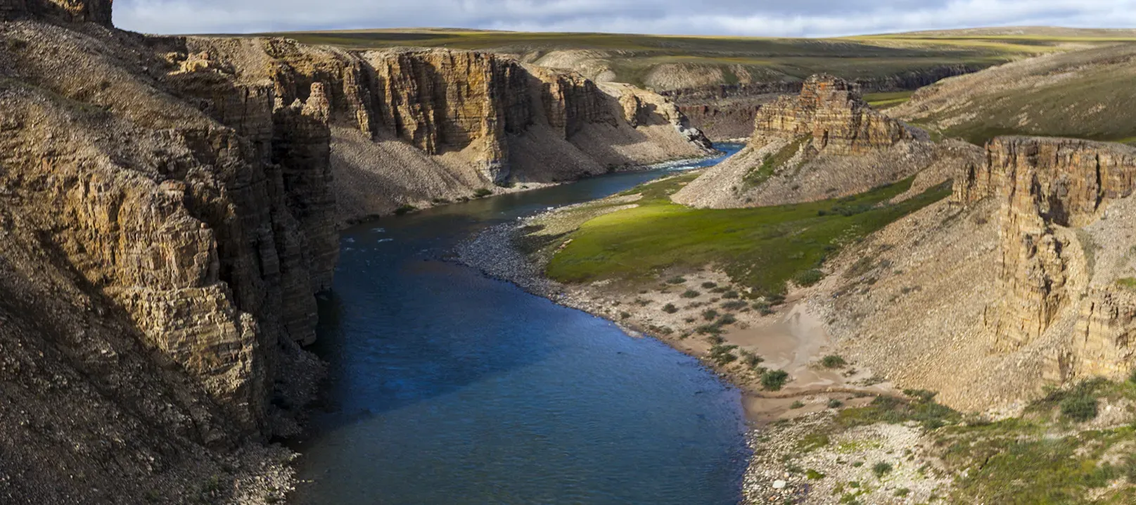 Photo d’un canyon traversé par une rivière.