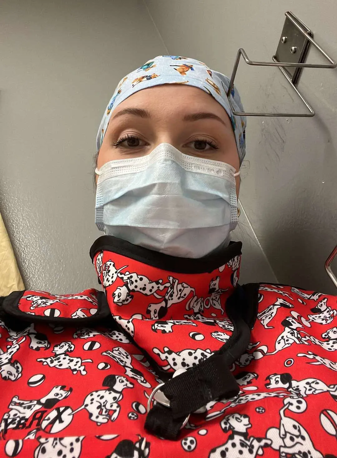 Emma Bissonnette portant un petit chapeau couvrant ses cheveux ainsi qu’un tablier de plomb.