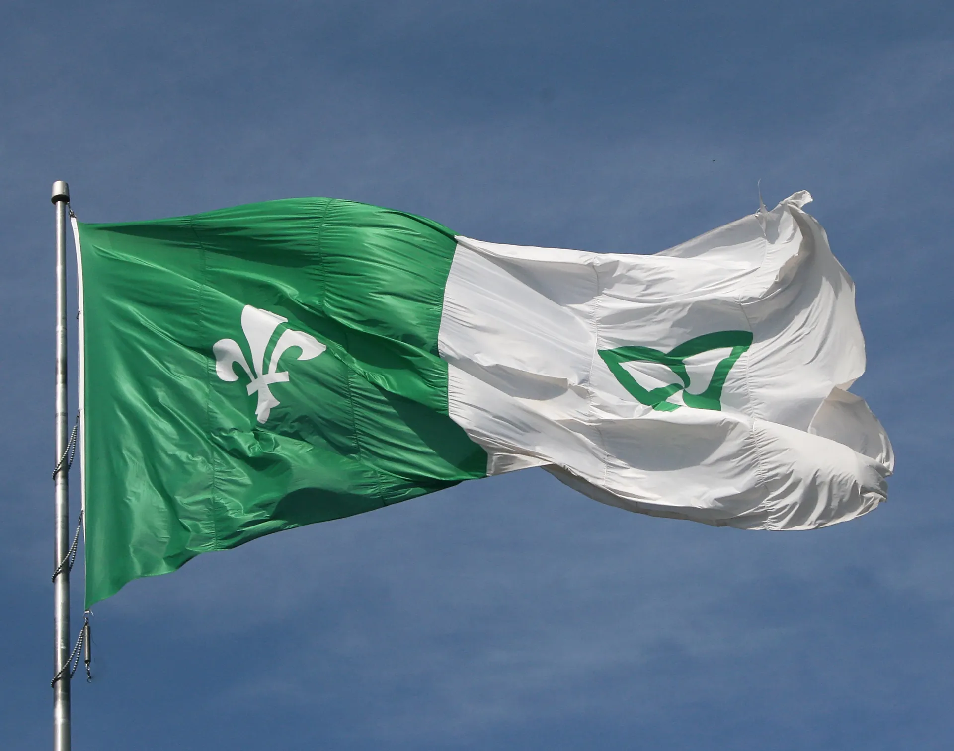 Drapeau franco-ontarien flottant au vent.
