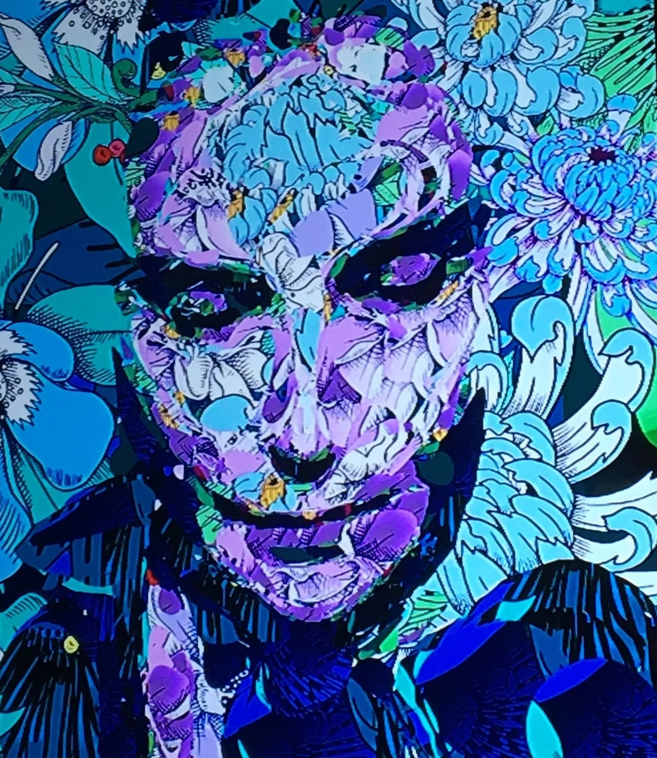 Portrait artistique de l’autrice, composé de motifs floraux et de couleurs violacées formant un visage stylisé dans un décor dense de fleurs et de feuillages.