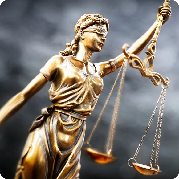 Statue en bronze de la Justice tenant une balance.