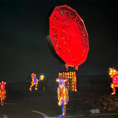 Sculptures lumineuses de Pumpkinferno brillent devant le Gros cinq sous rougeoyant au musée Terre dynamique de Sudbury.