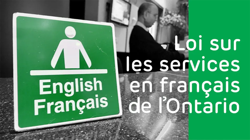 Photo noir et blanc d’un comptoir de réception où se trouve une affichette vert et blanc avec une silhouette appuyée sur un bureau et le texte « English – Français ». Par-dessus l’image, on peut lire : « Loi sur les services en français en Ontario ».