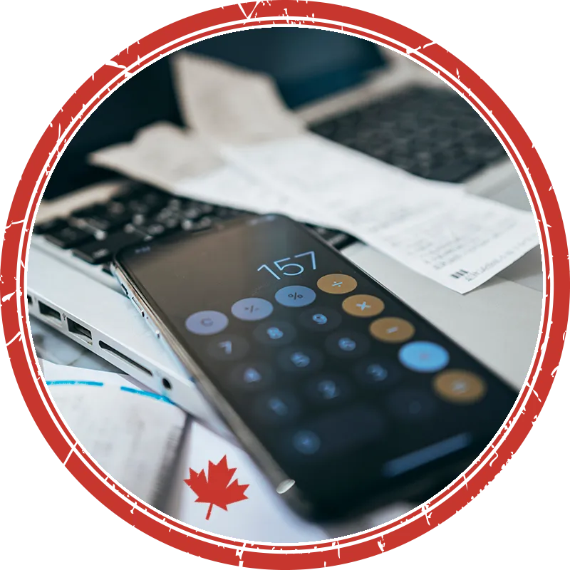 Photo d’un cellulaire affichant une calculatrice, d’un ordinateur et d’une facture.