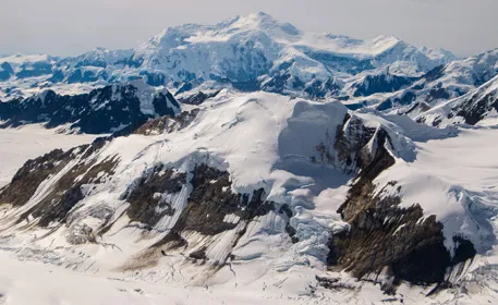 Photo du mont Logan, recouvert de neige.