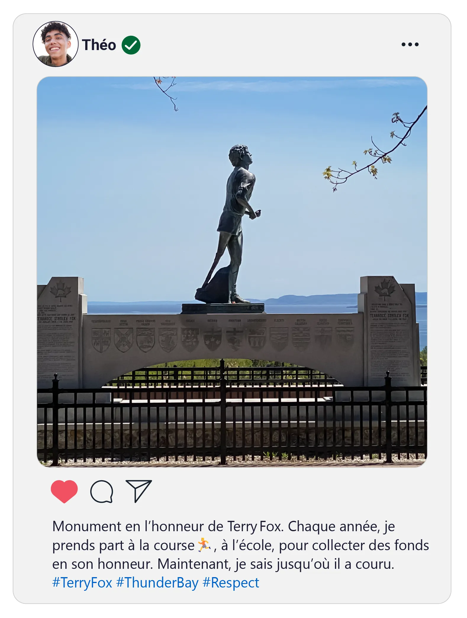 Statue de Terry Fox courant avec sa prothèse. Le monument, entouré d’une grille, est érigé devant un lac. La photo est prise par une journée ensoleillée et sans nuage.