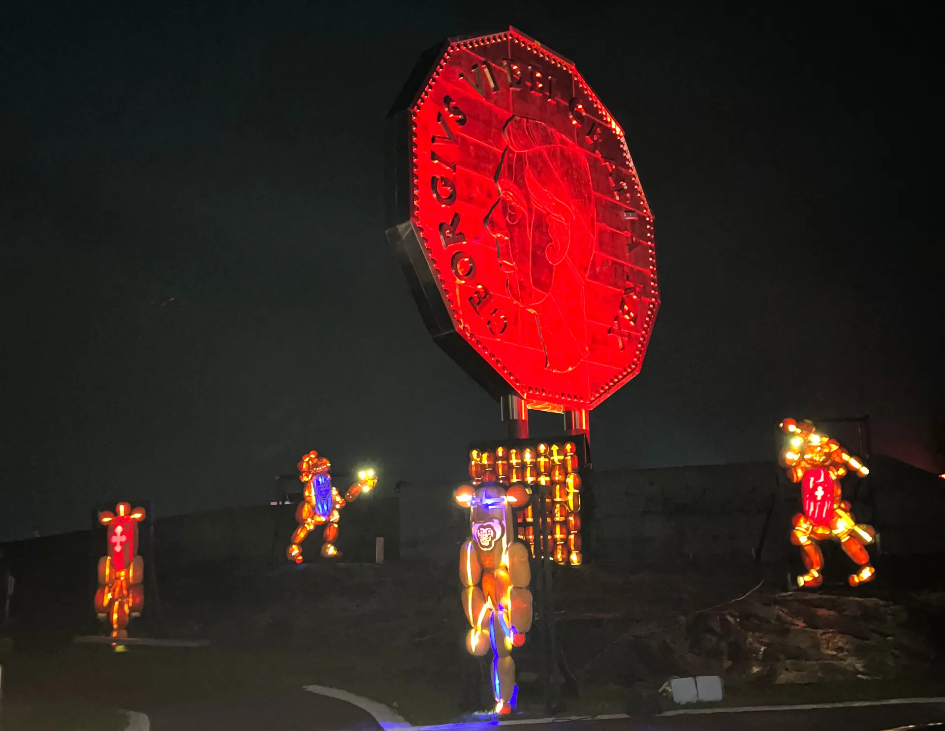 Sculptures lumineuses de Pumpkinferno brillent devant le Gros cinq sous rougeoyant au musée Terre dynamique de Sudbury.