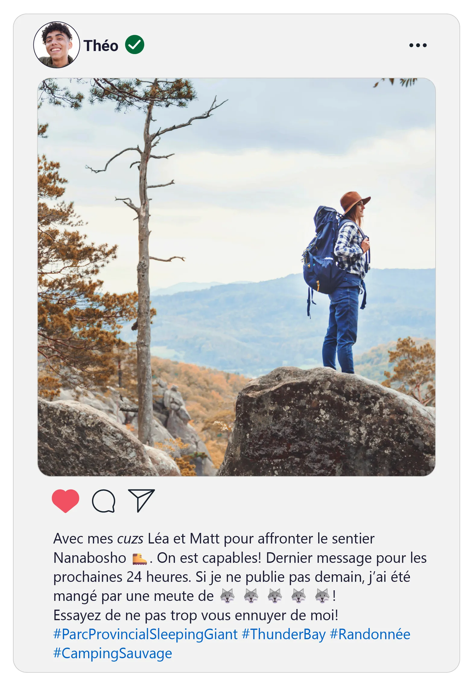 Léa se tenant debout sur un rocher dans une forêt automnale. Elle observe les collines autour d’elles, sous un ciel clair et porte sac à dos et chapeau.
