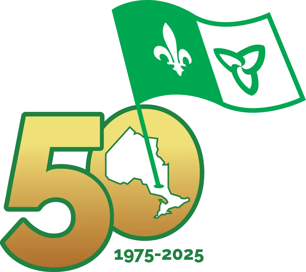 Logo du cinquantième anniversaire du drapeau franco-ontarien. Le drapeau est planté dans le dessin de la carte géographique de l’Ontario qui forme le centre du zéro dans le chiffre 50.